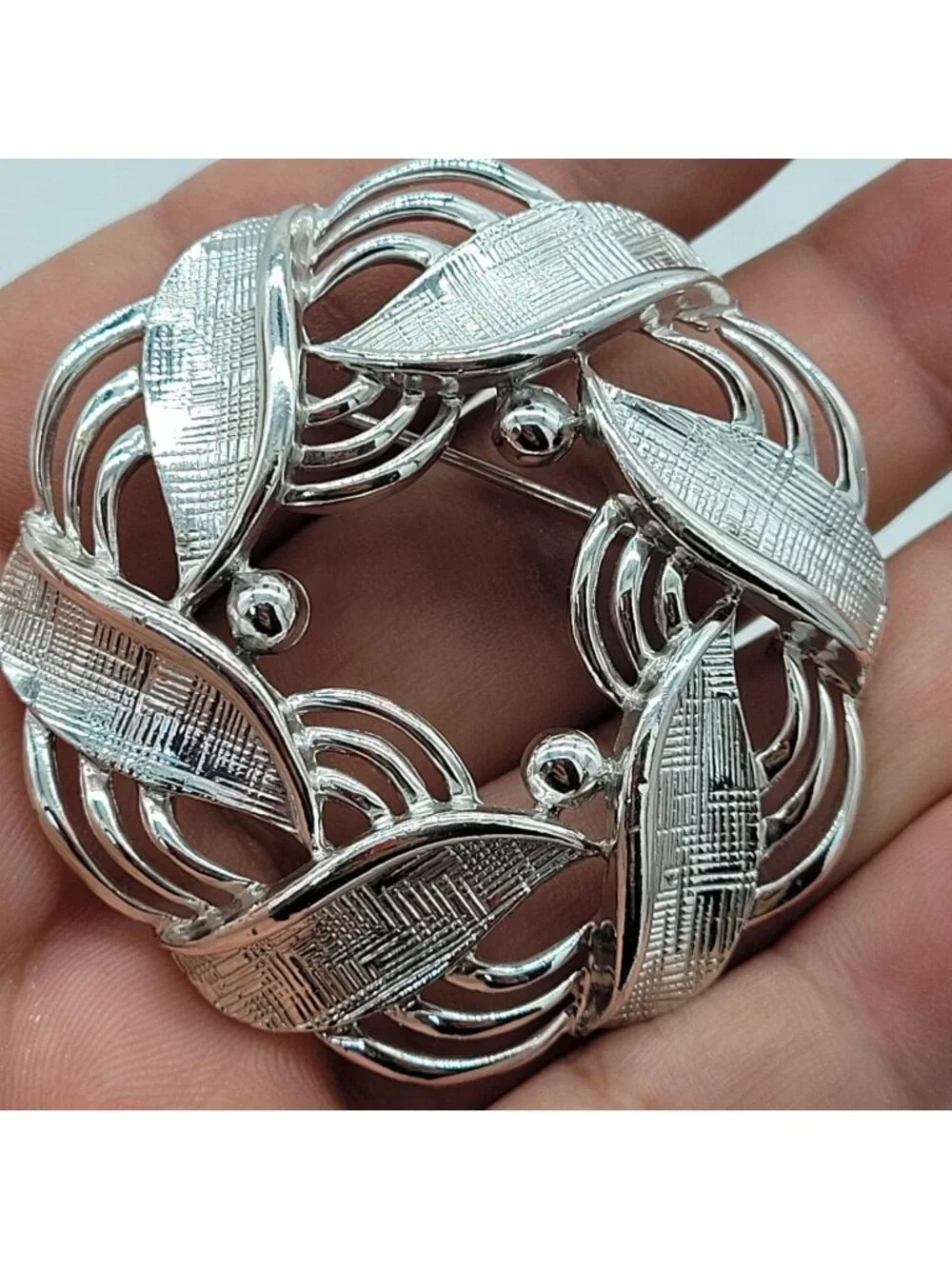 Vintage Signed Lisner Textured Wreath Brooch Leaves Silver Tone 2